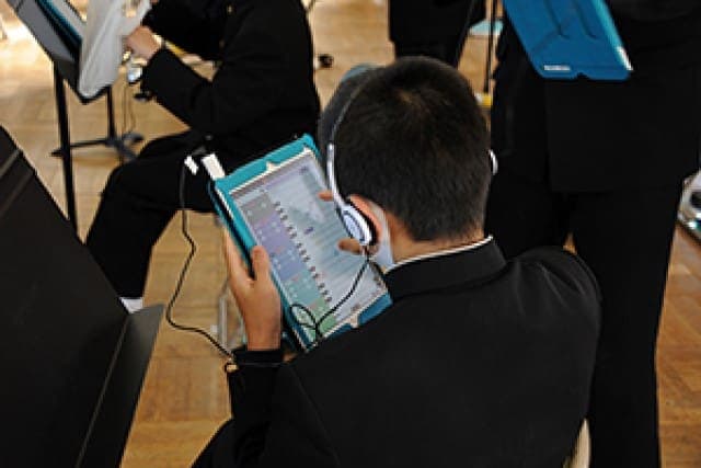 SD dan SMP di Okazaki Menggunakan Vocaloid Portable Untuk Media Belajar