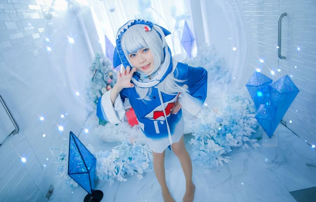 Neneko membingungkan penggemar dengan terlihat seperti seorang gadis dalam cosplay Gawr Gura