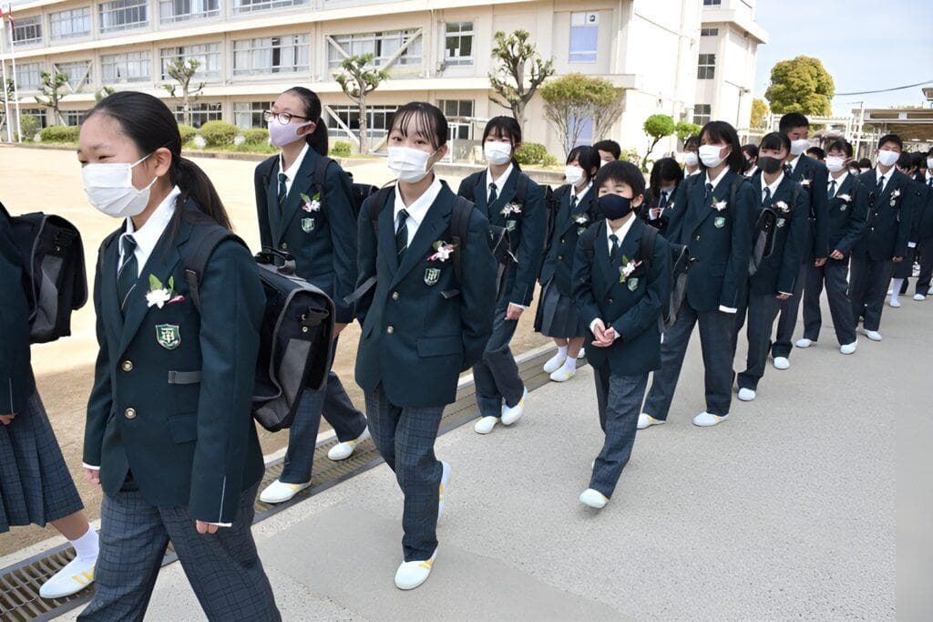 Orang Jepang Takut, Seragam Sekolah Rok Pendek Akan Digantikan Dengan Celana.